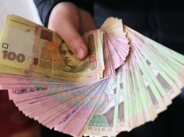 В Украине планируют повысить зарплату чиновникам