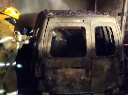 В Никополе на улице Соборная сгорел гараж с Volkswagen Caddy внутри