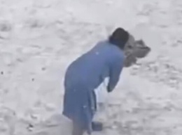 "Просто моет снег": в Киеве сняли на камеру, как двор чистят шваброй