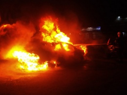 В Днепре на Березинской ночью подожгли Chevrolet: подробности от спасателей