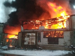 На Киевщине горит большой склад с шинами