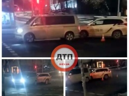 Не пропустили пешехода: в центре Киева авто полиции "протаранило" легковушку (фото)
