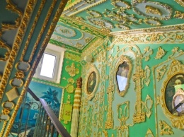 В Киеве подъезд дома превратили в "Версаль"