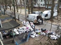 В Днепре женщина завалила мусором квартиру и вход в подъезд
