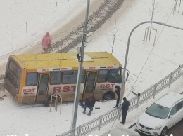 На Троещине маршрутка заехала на тротуар и застряла в сугробе