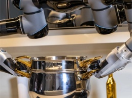 Рестораны в США начали заменять поваров на роботов