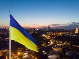 В Киеве приспустили главный флаг Украины: в чем причина