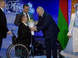 Лукашенко вручил букет человеку без рук