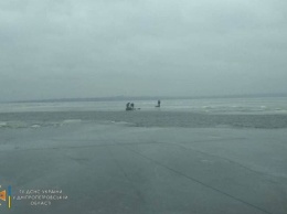 В Днепропетровской области спасатели помогли рыбакам добраться до берега