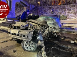 Погибший и оторванные конечности: в Киеве BMW влетел в отбойник