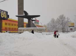 Водители в Саратове сами сторожат вставшие из-за снегопада трамваи
