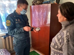 Дома социально незащищенных граждан в Симферопольском районе оборудовали датчиками дыма