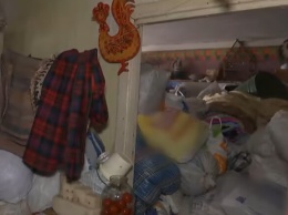 В Днепре женщина завалила квартиру и двор мусором: подробности
