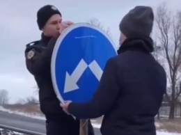 В Харькове подросток сорвал дорожный знак: полиция нашла хулигана (видео)