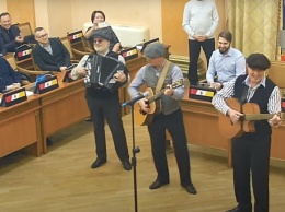 В одесской мэрии устроили праздник с песнями в честь Дня Рождения Труханова