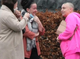 Шинейд О’Коннор пришла на похороны сына в розовом спортивном костюме (фото)