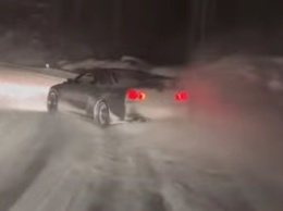 Дрифт Nissan Skyline R34 GT-R V-Spec и Ford F-150 Raptor в снегу (ВИДЕО)