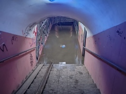 Симферопольцы в соцсетях жалуются на затопленный подземный переход на улице Ракетная