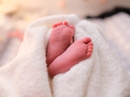 В киевскую больницу подкинули новорожденного ребенка в грязных пеленках