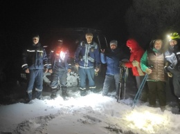 В Крыму сотрудник турфирмы спас заблудившихся в горах пожилых женщин