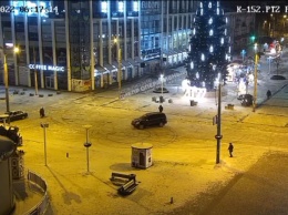 Утренний дрифтер в центре Днепра едва не снес пешеходов (ВИДЕО)