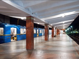 На станции метро "Гидропарк" двое мужчин ограбили пассажира