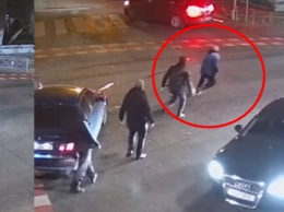 На Черняховского пострадавший в ДТП мужчина стал нападать на людей и авто (видео)