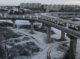В Запорожье 30 заполненных грузовиков проверили новый вантовый мост