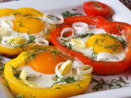 Простые и полезные рецепты: как приготовить яичницу в перце
