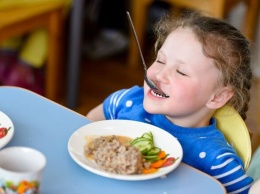 Котлета, суп, наггетс: харьковским родителям будут рассылать фото из столовых в детских садах