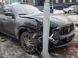 В Днепре на Чернышевского Maserati проехал на красный, врезался в Volkswagen и снес светофор