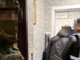 В Днепропетровской области полицейский требовал тысячу долларов с владельца сайта знакомств