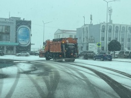 Одессу засыпает снегом: в мэрии просят горожан оставаться дома