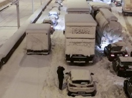 В Греции из-за снегопада заблокированы тысячи авто