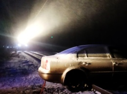 Приостановили электрички: на Днепропетровщине автомобиль застрял на рельсах