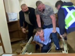Нардеп Дмитрук устроил драку и сломал стол в Одесском горсовете
