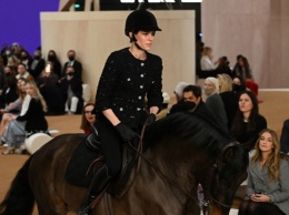 Показ Chanel открыла принцесса Монако на коне