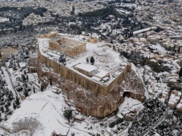 Акрополь в снегу и отмененные десятки рейсов в Стамбуле: снегопад накрыл Грецию и Турцию (ФОТО)