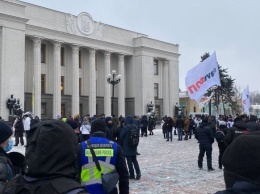 Появилось видео, как "погибший" на митинге ФОПов мужчина ушел из-под Рады