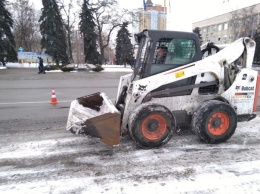 Около 35 коммунальщиков круглосуточно чистят в Павлограде дороги и тротуары