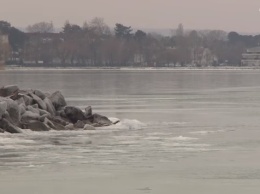 Крупнейшее озеро Европы замерзло впервые за 5 лет (ВИДЕО)
