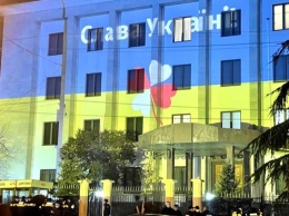 В Тбилиси на здание дипмиссии РФ спроектировали флаг Украины и эмблему НАТО