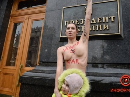 В Киеве на Банковой активистка Femen оголила грудь, требуя отменить воинский учет для женщин