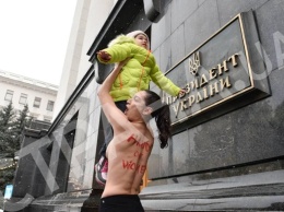 В Киеве активистка Femen с ребенком устроила акцию