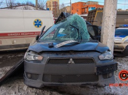 В Днепре на Лисиченко Mitsubishi врезался в столб: водитель погиб