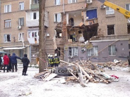 Жильцы запорожской многоэтажки, где произошел взрыв, выбегали на улицу без вещей и теплой одежды