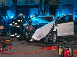 В Днепре на Вернадского Fiat врезался в дерево: пострадали четыре человека, женщину вырезали спасатели