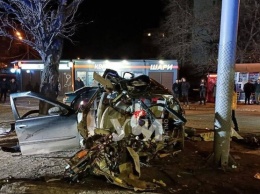 В Одессе автомобиль врезался в рекламный щит: есть погибшие