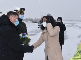 В Киев прибыла министр Национальной обороны Канады, а во Львов самолет с канадской военной помощью