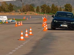 Mercedes-Benz EQS испытали "лосиным тестом" - результат показали на видео